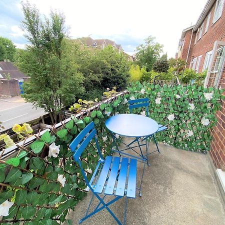 Redhill Town Centre 3 Bed House Near Gatwick Airport, Easy Commute To London Apartamento Exterior foto