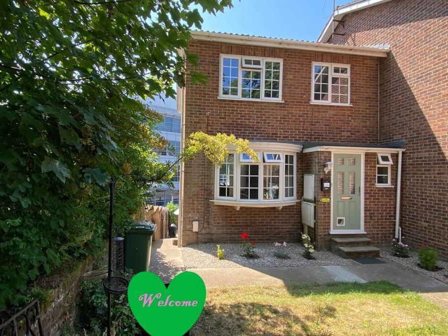 Redhill Town Centre 3 Bed House Near Gatwick Airport, Easy Commute To London Apartamento Exterior foto