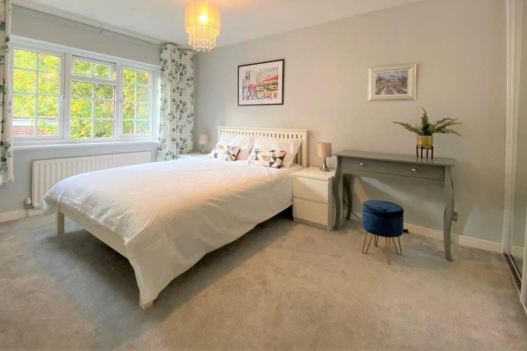 Redhill Town Centre 3 Bed House Near Gatwick Airport, Easy Commute To London Apartamento Exterior foto