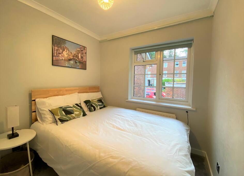 Redhill Town Centre 3 Bed House Near Gatwick Airport, Easy Commute To London Apartamento Exterior foto