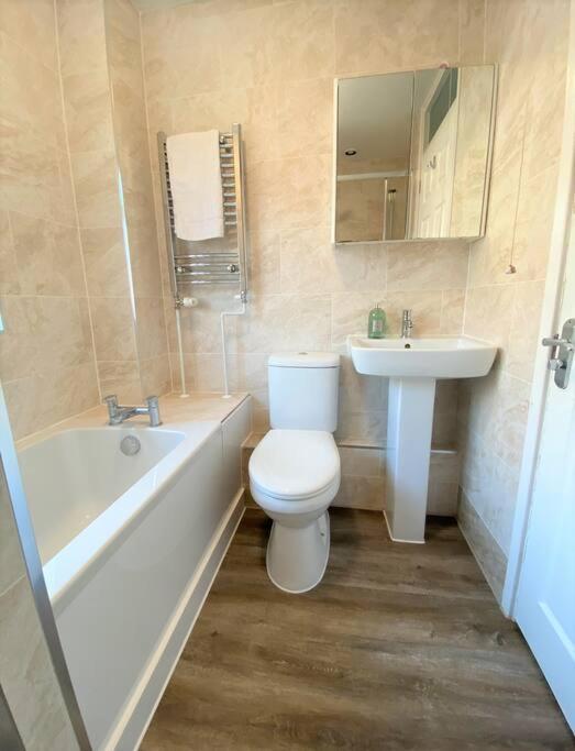 Redhill Town Centre 3 Bed House Near Gatwick Airport, Easy Commute To London Apartamento Exterior foto