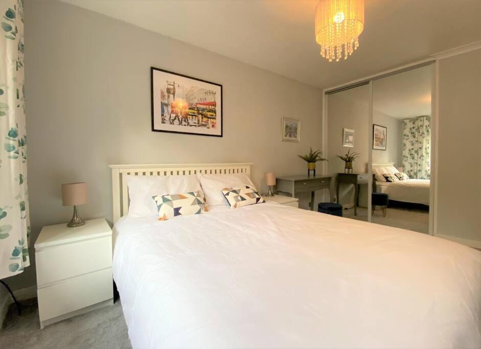 Redhill Town Centre 3 Bed House Near Gatwick Airport, Easy Commute To London Apartamento Exterior foto
