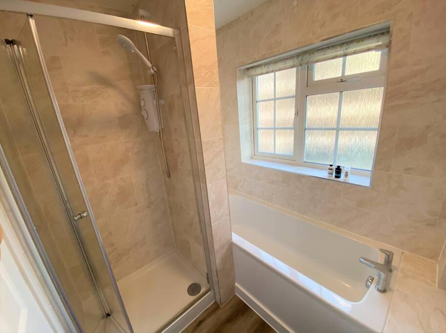 Redhill Town Centre 3 Bed House Near Gatwick Airport, Easy Commute To London Apartamento Exterior foto
