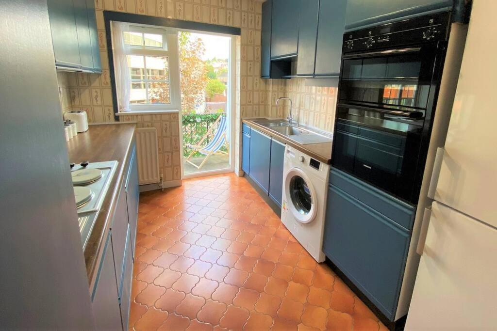 Redhill Town Centre 3 Bed House Near Gatwick Airport, Easy Commute To London Apartamento Exterior foto